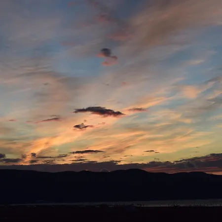 Sunrise Sea & Mountain Vista Apartment *
